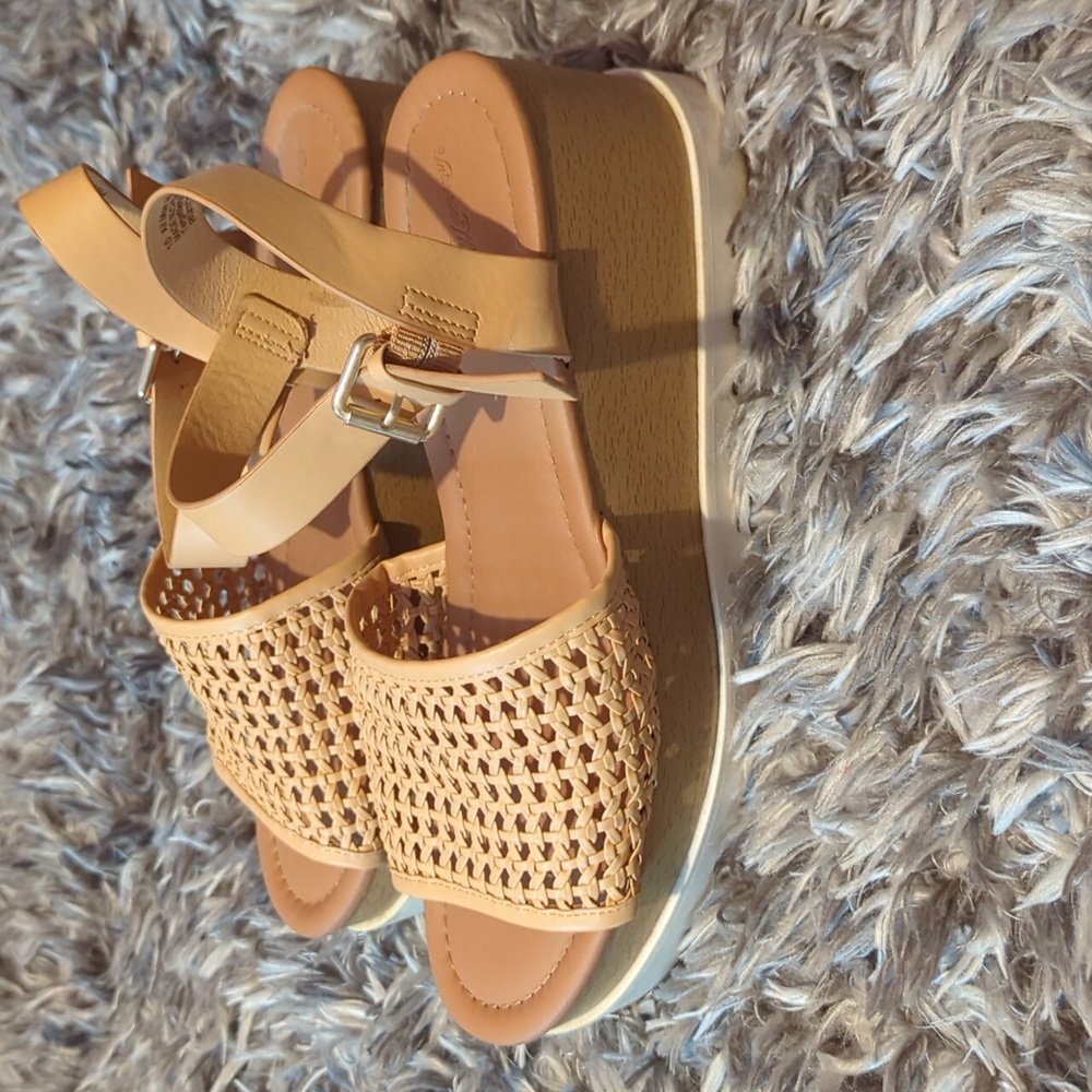 Platform Sandals - Picture 2 of 4